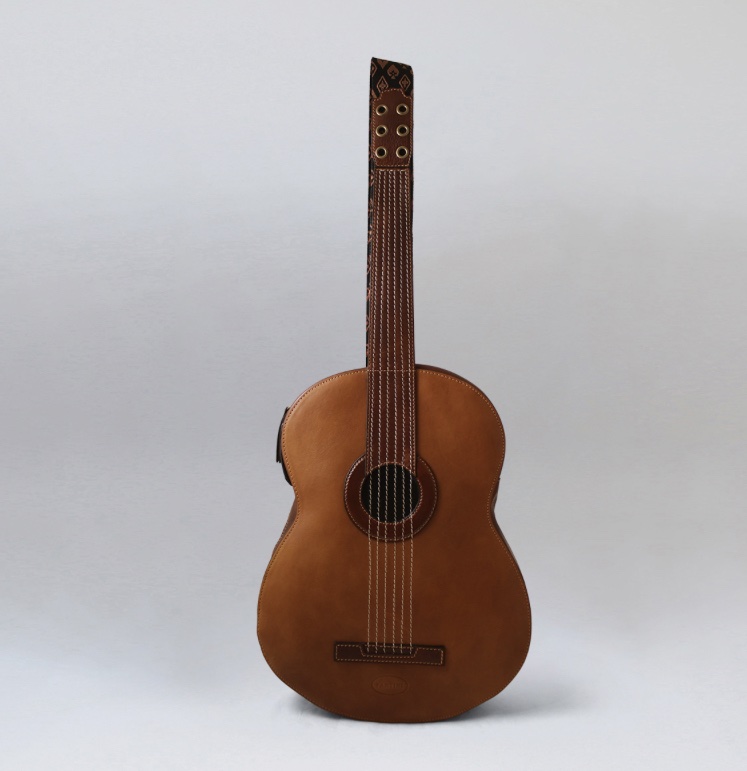 Fantini 
Particolare borsa a forma di chitarra